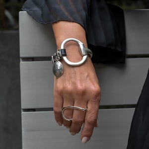 Pulsera tipo brazalete ecuestre de piel negra llamativa y metal con hebilla de bocado de caballo, estilo uno de 50.