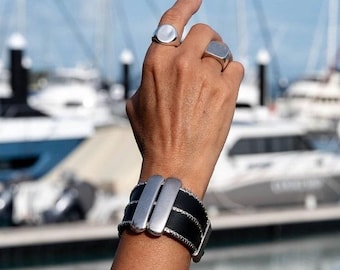 Rock style breite Armspange aus Leder mit versilberten Metall Stangen, Unisex Statement Leder und Metallarmband