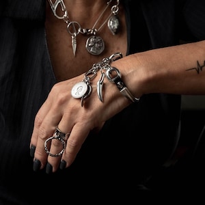 Bracelet à breloques en argent, bracelet en cuir et métal avec pièces de monnaie