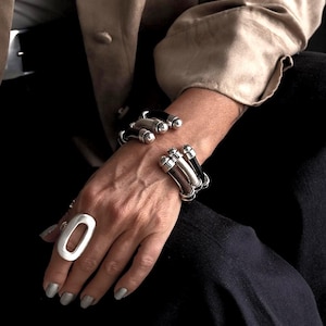 Manchette en cuir et en métal, bracelet superposé moderne, jonc en cuir blanc/noir/brun, parfait cadeau jonc pour compléter d&#39;autres bracelets