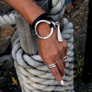 Pulsera de cuero envolvente llamativa, pulsera destacada de estilo unode50, brazalete llamativo y atrevido