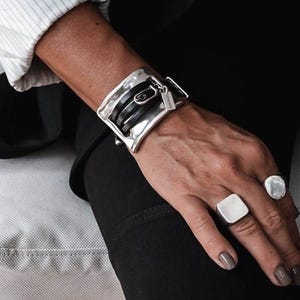 Bracelet tendance Uno de 50, grande manchette en métal et cuir, cadeau unisexe, bijoux audacieux et audacieux, manchette unique