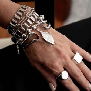 Warstwowe bransoletki łańcuszkowe i bransoletka, grube bransolety ze stali nierdzewnej i młotkowana bransoletka.