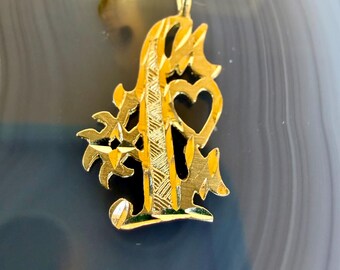 Number one Mom pendant or charm in 14 k gold