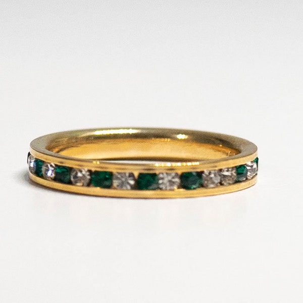 Vintage Simple Band with Emerald Green & Clear Cubic Zirconia Rhinestone Ring 18Kt Gold HGE Yellow Gold Size 8