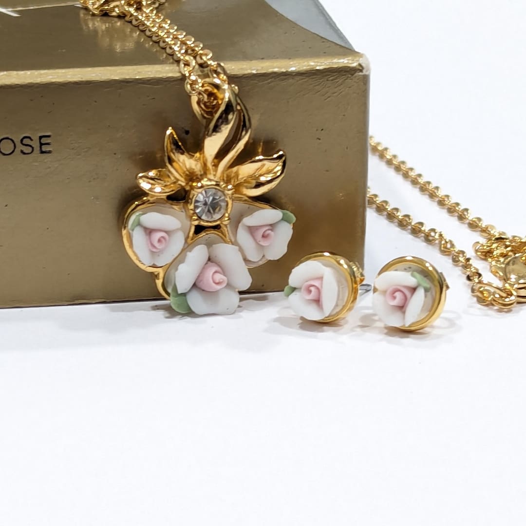 Vintage AVON GOLD LEAF DESIGN NECKLACE, BRACELET & EARRINGS