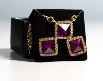 Avon Delicate Designs Gold Tone Fuchsia Pyramid Necklace And Earrings Gift Set NOS 29