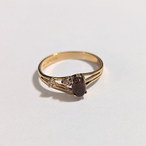 Sparkling Goldstone Gemstone Ring Sunstone Chakra Stone 18Kt HGE Yellow Gold Ring, Size 8 hallmarked