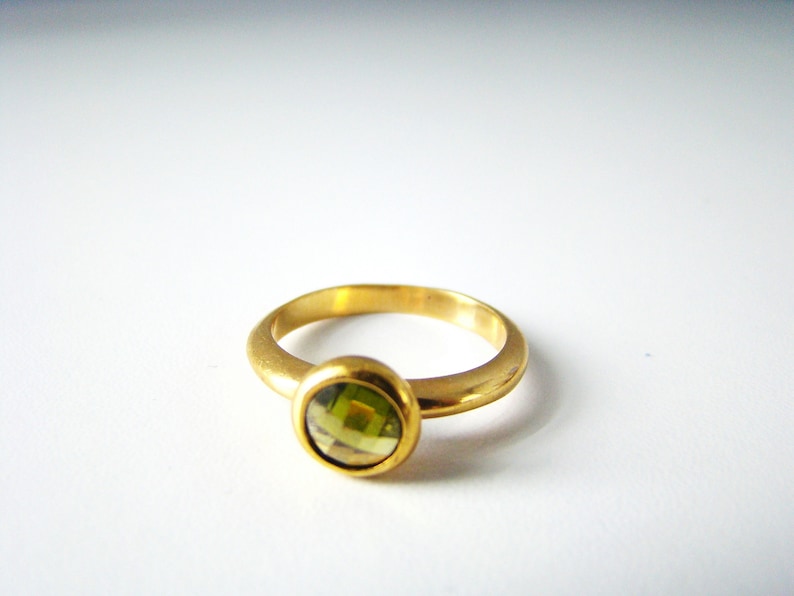 Vintage Green Peridot Tiny HGE Yellow Gold Cocktail Ring Size 8 Estate Market Finds