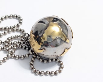 Colgante vintage con forma de globo terráqueo y campana de armonía, cadena de plata esterlina.