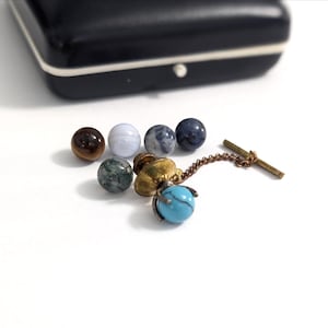 Set di spille da cravatta/bavero vintage con sfere di pietre preziose intercambiabili effetto camaleonte.