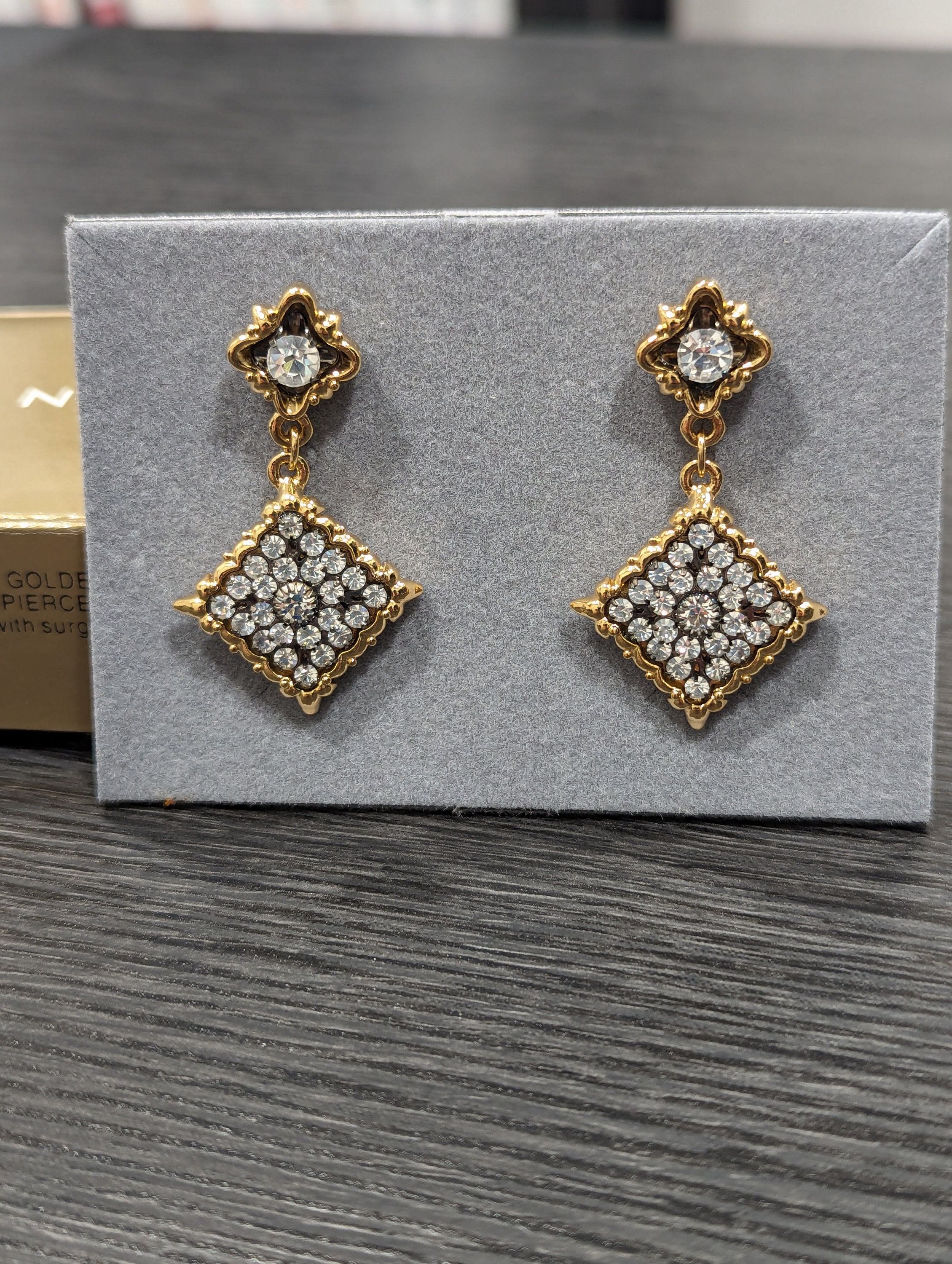 Orecchini AVON Vintage, Avon Age Of Elegance, Orecchini Pendenti Tono Oro Avon, Orecchini In Smalto Nero E Cristallo, Gioielli Avon Vintage - Italia - Foto 8