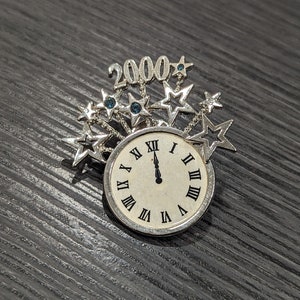 Avon MILLENNIUM CLOCK 2000 Silver-Tone Stars Lapel Pin Tack Vintage 1999 Avon Collectable With Box 30