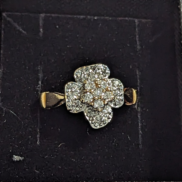 Impressive Clear Moissanite Crystals 18KT HGE Yellow Gold Ring Flower Band Size 8 Hallmarked Lots of sparkling!