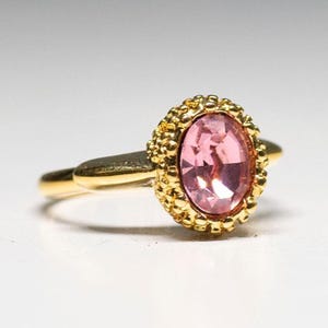 Anello Avon Rosey Facets del 1991 con quarzo rosa e fascia dorata, taglia 8, rara collezione di moda