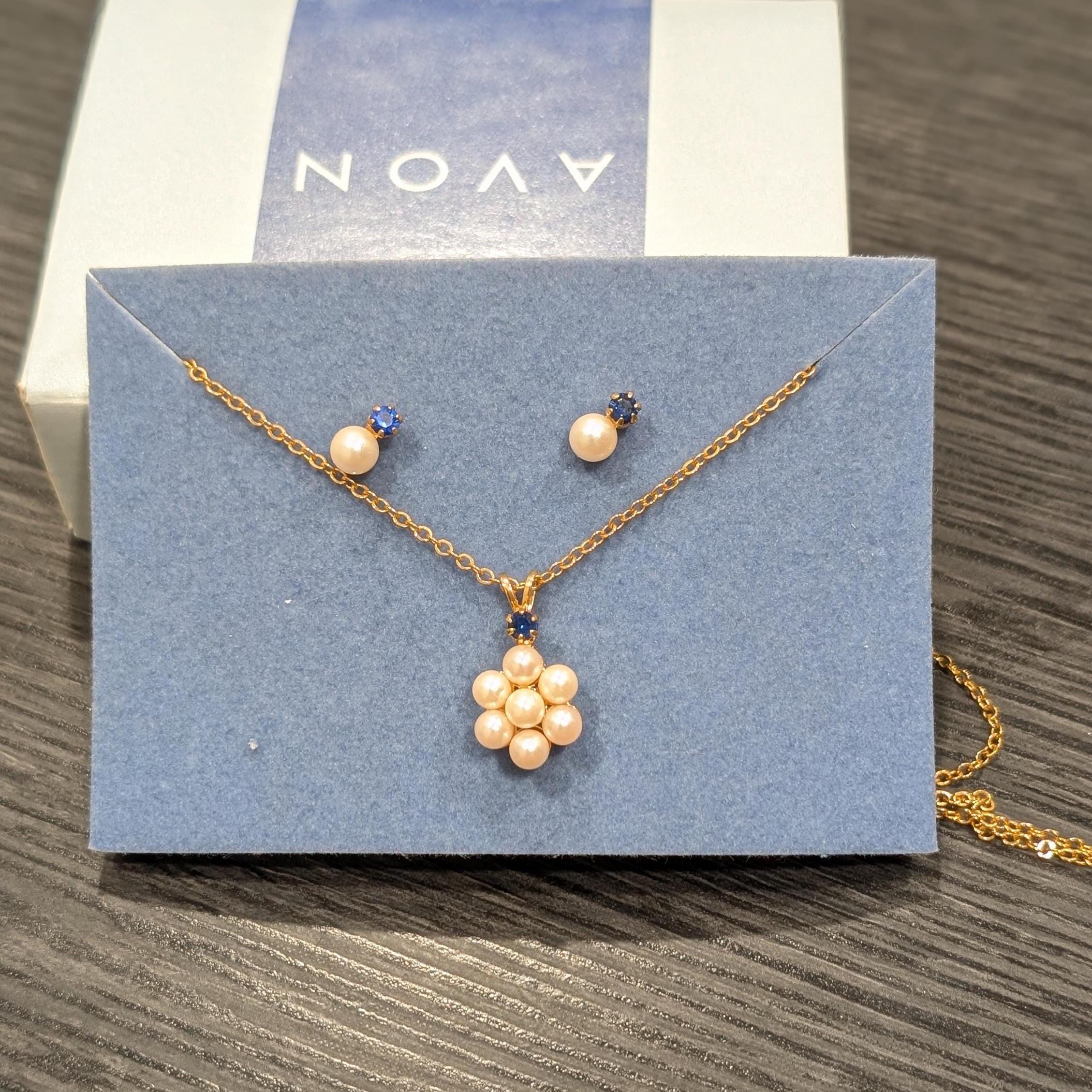 イヤリング ネックレス ベルト まとめ売り AVON、Elegance、他 Vintage Avon Pearlesque Necklace and Earrings Set: September