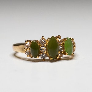 Anillo de tres piedras de jade y circonitas transparentes, mineral de delfín, un montón de anillos de cóctel de oro amarillo HGE de 18 quilates brillantes, tamaño 7