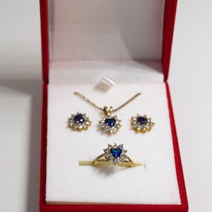Avon Heart Birthstone 3-Piece Set Avon Halskette Ohrhänger Ohrringe Verstellbarer Ring September Sapphire Mit Kristallakzenten in Geschenkbox
