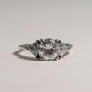 New AVON Sterling Brilliantelle Ring Cluster Solitaire Ring Size 7 Promise Engagement 1998 Avon 925 Sterling Silver Clear Topaz