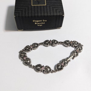AVON Elegante Era Pulsera Corazones Victorianos Silvertone Gran Avon Panel Charm Pulsera Diseñador Joyería Avon Nuevo Viejo Stock 135