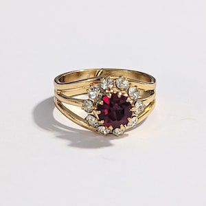 Vintage Granat Princess Cut österreichischer Kristall und klare CZ Kristalle Blume Strass Ring Gelb Gold überzogen Größe 7,5 einstellbar