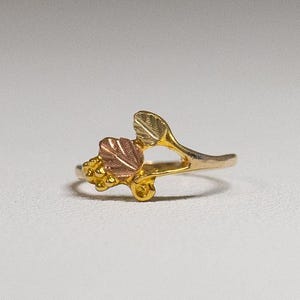 Black Hills Gold 10k Grape Two Leaf Ring Size 5 1/2 10k Tri