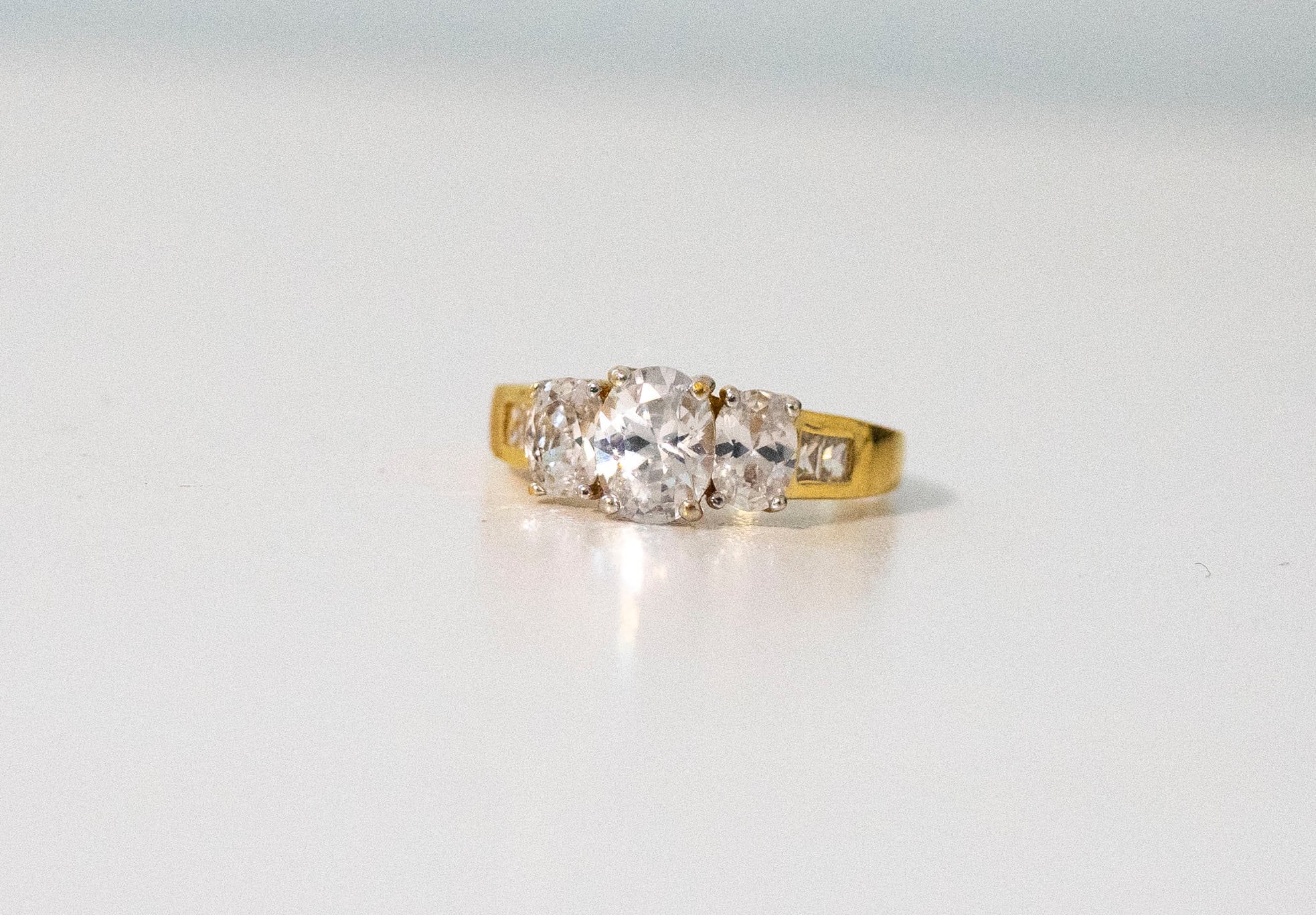 Diamond Cut Swarovski Clear Crystals Ring 18K Gold HGE