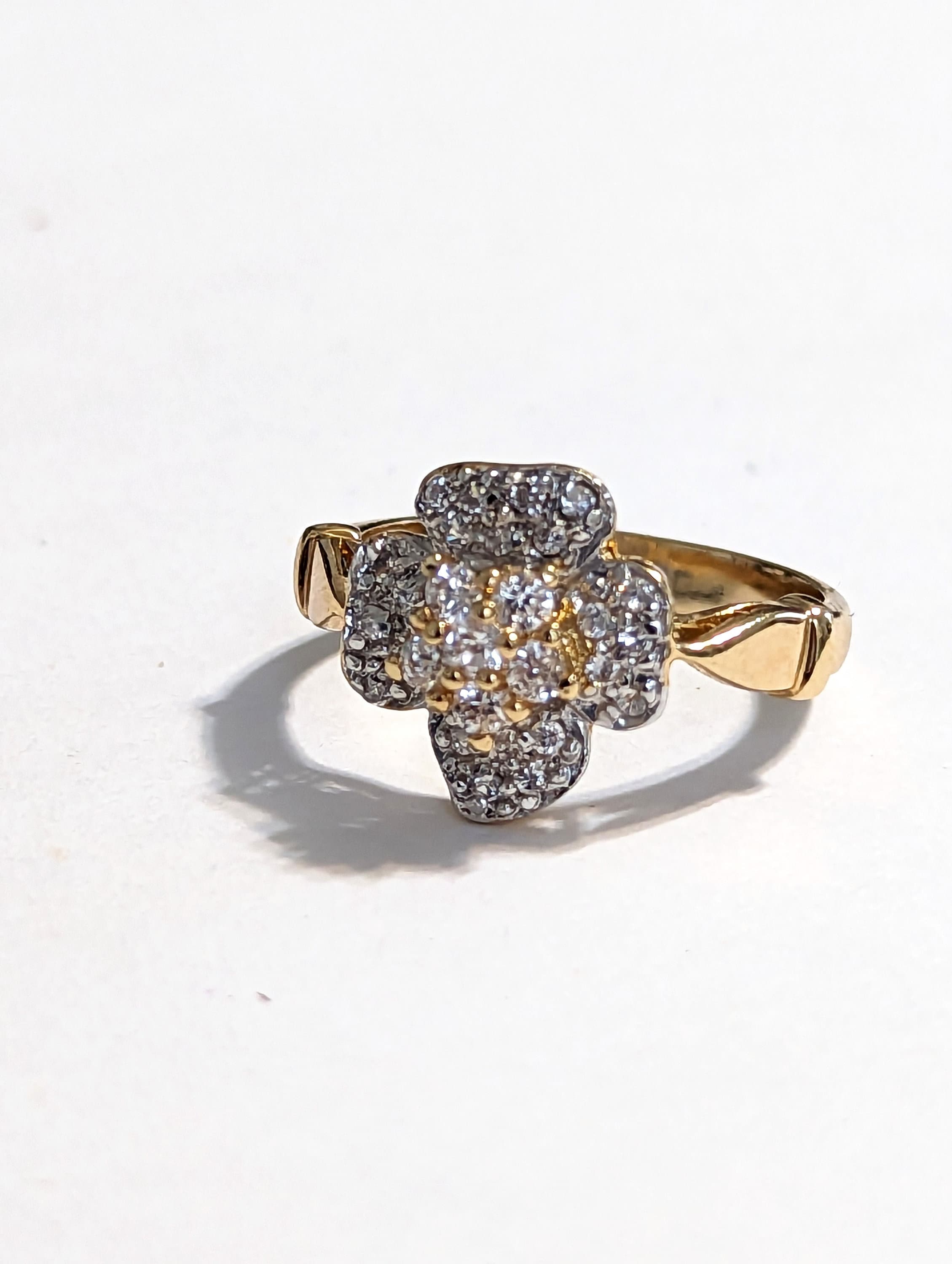 イエローストーン エレガントリング Vintage Clear Swarovski Crystals 18KT HGE Yellow Gold Ring