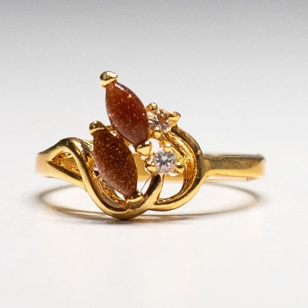 Sparkling Tiny Gold Sunstone Gemstone Ring Couple Chakra Stones 18Kt HGE Yellow Gold Ring, Size 6 hallmarked