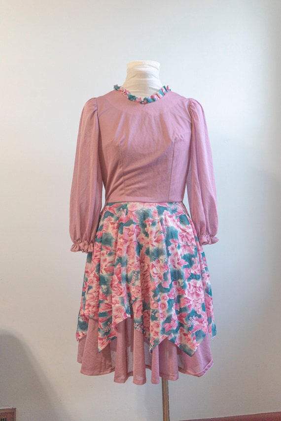 Vintage 1970s Women's Pale Pink Floral Secretary D