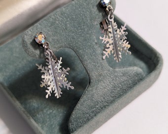 Avon Aurora Borealis Rhinestone & Enamel 3-D Snowflake Drop Christmas Clip Earrings New Old Stock 26