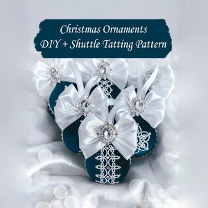 Może przedstawiać: Cztery turkusowe ozdoby choinkowe z białymi satynowymi kokardkami i ozdobami z kryształków. Ozdoby leżą na białym satynowym tle. Tekst "Christmas Ornaments DIY + Shuttle Tatting Pattern" znajduje się w górnej części obrazu.