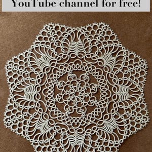 Puede incluir: Un tapete blanco con un diseño floral intrincado, sobre un fondo marrón. El texto en la parte superior dice "!All rows are available on my YouTube channel for free!"