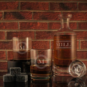 Ravenscroft Kensington Engraved Liquor Decanter & 4 Scotch Tumblers Wood  Tray Set
