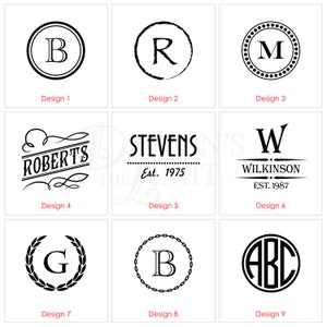 Pode incluir: Nove designs de monogramas diferentes para um logotipo personalizado. Os designs incluem um c&iacute;rculo simples com uma letra dentro, um c&iacute;rculo com uma letra dentro e uma borda decorativa, um c&iacute;rculo com uma letra dentro e uma coroa, um nome com uma borda decorativa, um nome com uma borda decorativa e uma data de estabelecimento, um nome com uma borda decorativa e uma data de estabelecimento, um c&iacute;rculo com uma letra dentro e uma borda de corrente, e um c&iacute;rculo com iniciais dentro.