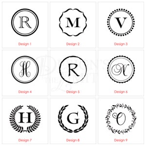 Puede incluir: Nueve dise&ntilde;os de monogramas diferentes que presentan una sola letra en un c&iacute;rculo o una corona. Los dise&ntilde;os est&aacute;n numerados del 1 al 9.