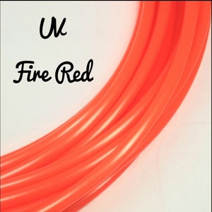 Puede incluir: Primer plano de varios tubos curvos de color rojo fuego. El texto "UK" y "Fire Red" está escrito en cursiva negra. Los tubos son brillantes y parecen estar hechos de un material flexible.