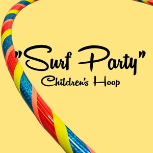 Könnte beinhalten: Ein Kinder-Reifen mit dem Text "Surf Party" und "Children's Hoop". Der Reifen hat rote, gelbe, blaue und orangefarbene Streifen und einen glitzernden blauen Abschnitt. Der Hintergrund ist einfarbig gelb. Ein lustiges Spielzeug für Kinder.