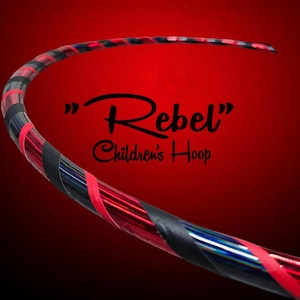 Könnte beinhalten: Ein gebogener Kinderreifen mit einem roten, schwarzen und irisierenden Design. Der Reifen hat rote und schwarze Streifen, mit dem Text "Rebel Children's Hoop" in schwarzer Schrift auf rotem Hintergrund.