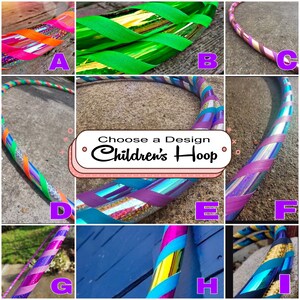 Könnte beinhalten: Eine Collage von Kinderreifen mit verschiedenen Designs. Die Reifen zeigen leuchtende Farben wie Pink, Grün, Lila und Blau, mit metallischen und glitzernden Akzenten. Der Text "Choose a Design Children's Hoop" ist zu sehen.