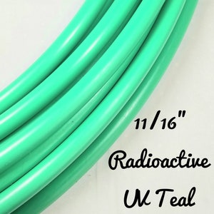 Könnte beinhalten: Nahaufnahme von mehreren gebogenen, teal-farbenen Schläuchen. Der Text "11/16" steht über den Worten "Radioactive UK Teal". Die Schläuche haben eine leuchtende, einfarbige Farbe und scheinen aus einem flexiblen Material zu bestehen.