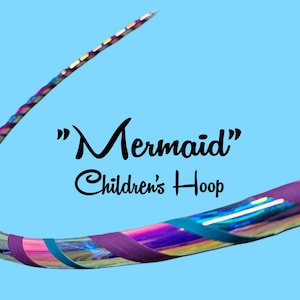 Könnte beinhalten: Ein Kinder-Hula-Hoop-Reifen mit Meerjungfrauen-Thema. Der Reifen hat ein farbenfrohes Design mit Rosa-, Lila- und Türkistönen. Der Text "Mermaid Children's Hoop" wird auf hellblauem Hintergrund angezeigt.