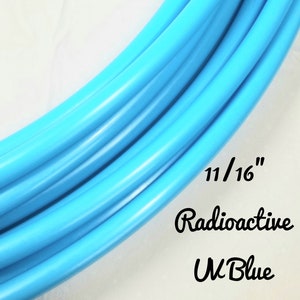 Könnte beinhalten: Nahaufnahme von mehreren Strängen hellblauen Schlauchs. Der Text auf dem Bild lautet "11/16" Radioactive UV Blue". Der Schlauch hat eine leuchtende, einfarbige Farbe und scheint flexibel zu sein.