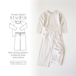 Puede incluir: Un conjunto de pijama beige para niños con una camiseta de manga larga y pantalones de pernera ancha. La imagen también incluye un dibujo lineal del patrón y el texto "thread faction studio", "PDF sewing pattern & step-by-step instructions" y "Kids sizes 2-14".