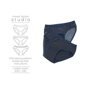 Può includere: Un cartamodello PDF per biancheria intima con istruzioni passo passo. Il cartamodello include tre diversi stili di biancheria intima ed è disponibile nelle taglie XXS-XXL. L'immagine mostra un paio di biancheria intima blu con un bordo in pizzo.