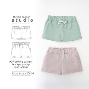Puede incluir: Un patrón de costura para pantalones cortos para niños, tallas 2-14. El patrón incluye instrucciones para hacer dos pares de pantalones cortos, uno en verde claro y otro en rosa claro. Los pantalones cortos tienen una cintura elástica y bolsillos.