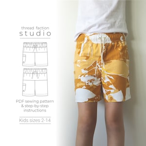 Può includere: Un disegno in bianco e nero di un paio di pantaloncini con coulisse in vita e una tasca laterale. Il disegno è ripetuto due volte. Sotto i disegni c'è il testo "thread faction studio", "PDF sewing pattern & step-by-step instructions" e "Kids sizes 2-14". Un bambino indossa un paio di pantaloncini a fantasia gialla e bianca.