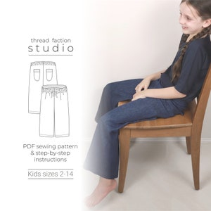 Puede incluir: Una persona con pantalones vaqueros azules y una camiseta azul marino está sentada en una silla de madera. La imagen incluye un dibujo lineal de dos pantalones y el texto "thread faction studio", "PDF sewing pattern & step-by-step instructions" y "Kids sizes 2-14".