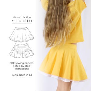 Può includere: Un completo gonna e top giallo con finiture bianche. L'immagine mostra anche un modello di cucito PDF con istruzioni passo passo. Il testo sull'immagine dice "Kids sizes 2-14".