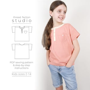 Peut inclure: Un patron de couture pour un t-shirt pour enfant avec une patte de boutonnage et une poche. Le patron est disponible dans les tailles 2-14. L'image montre un enfant portant un t-shirt rose réalisé à partir du patron.